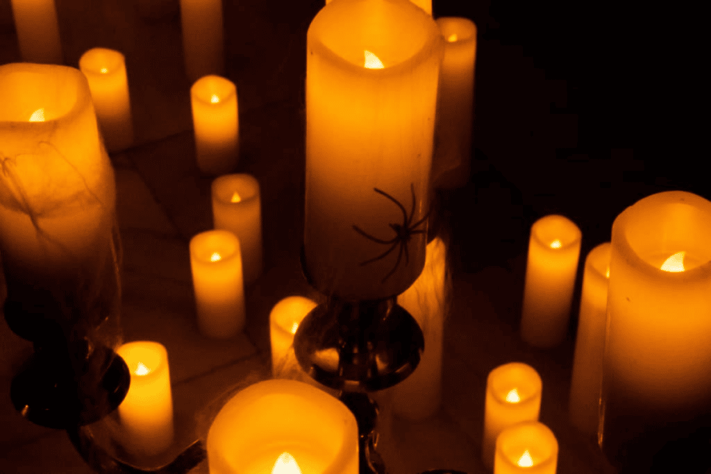 Candlelight Halloween, gros plan sur des bougies utilisées lors d'un concert avec des fausses araignées