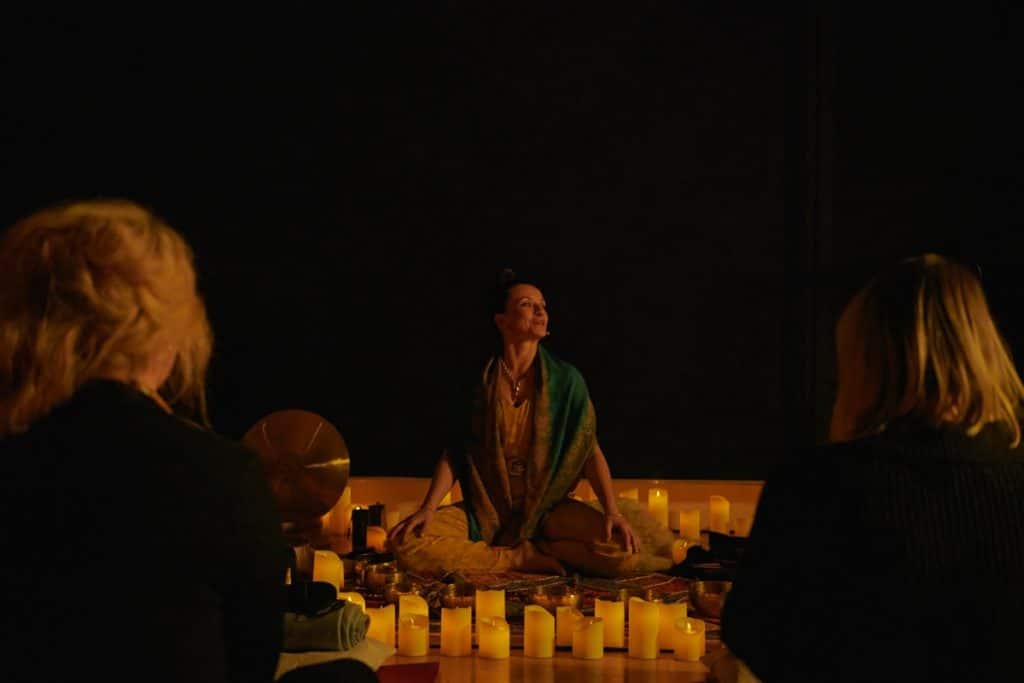 Une expérience de yoga éclairée à la lueur des bougies arrive à Lille en juin pour vous aider à trouver la paix intérieure